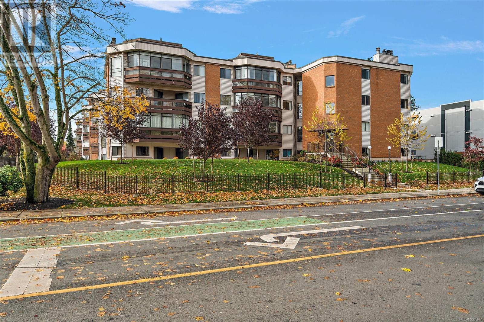 105 1560 Hillside Ave, Victoria, British Columbia  V8T 5B8 - Photo 27 - 997347