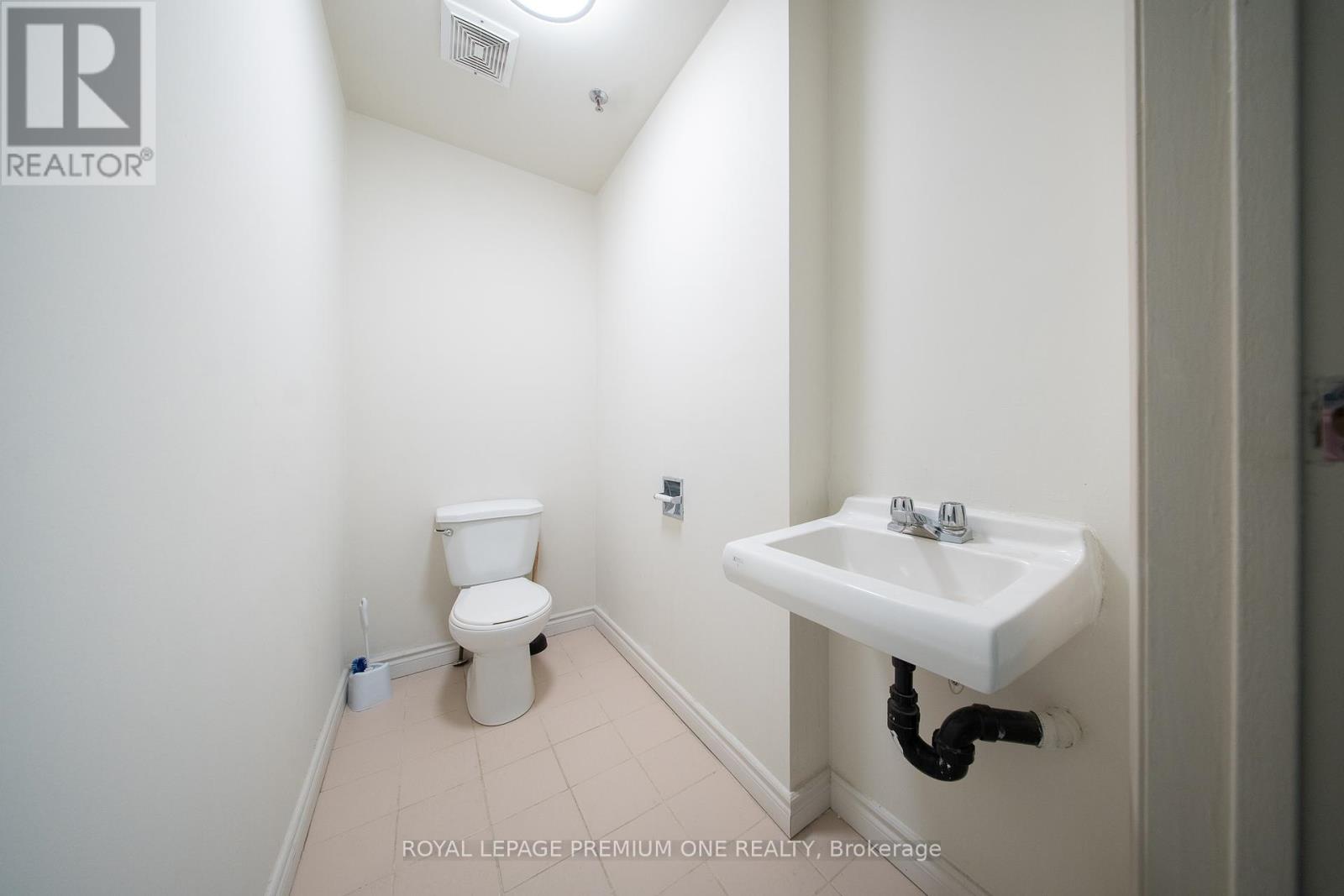16 (Upper) - 65 Woodstream Boulevard, Vaughan, Ontario  L4L 7Z1 - Photo 8 - N12122482