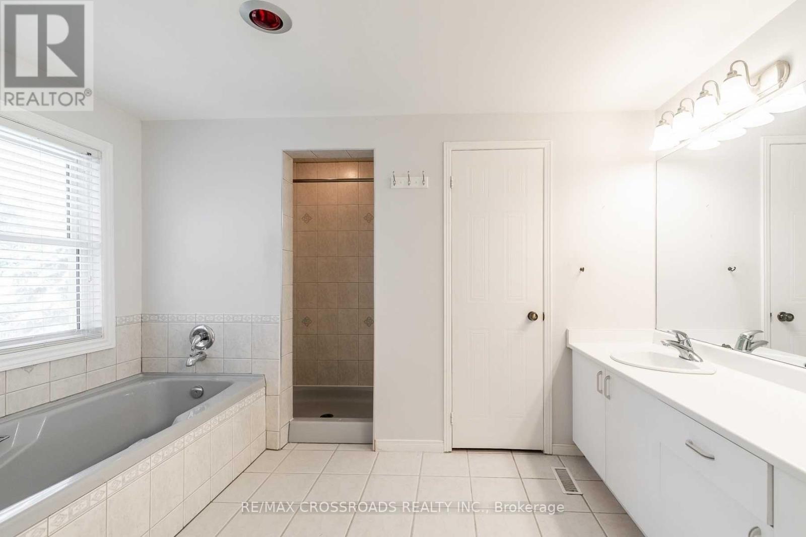462 Alex Doner Drive, Newmarket, Ontario  L3X 1C2 - Photo 14 - N12122486