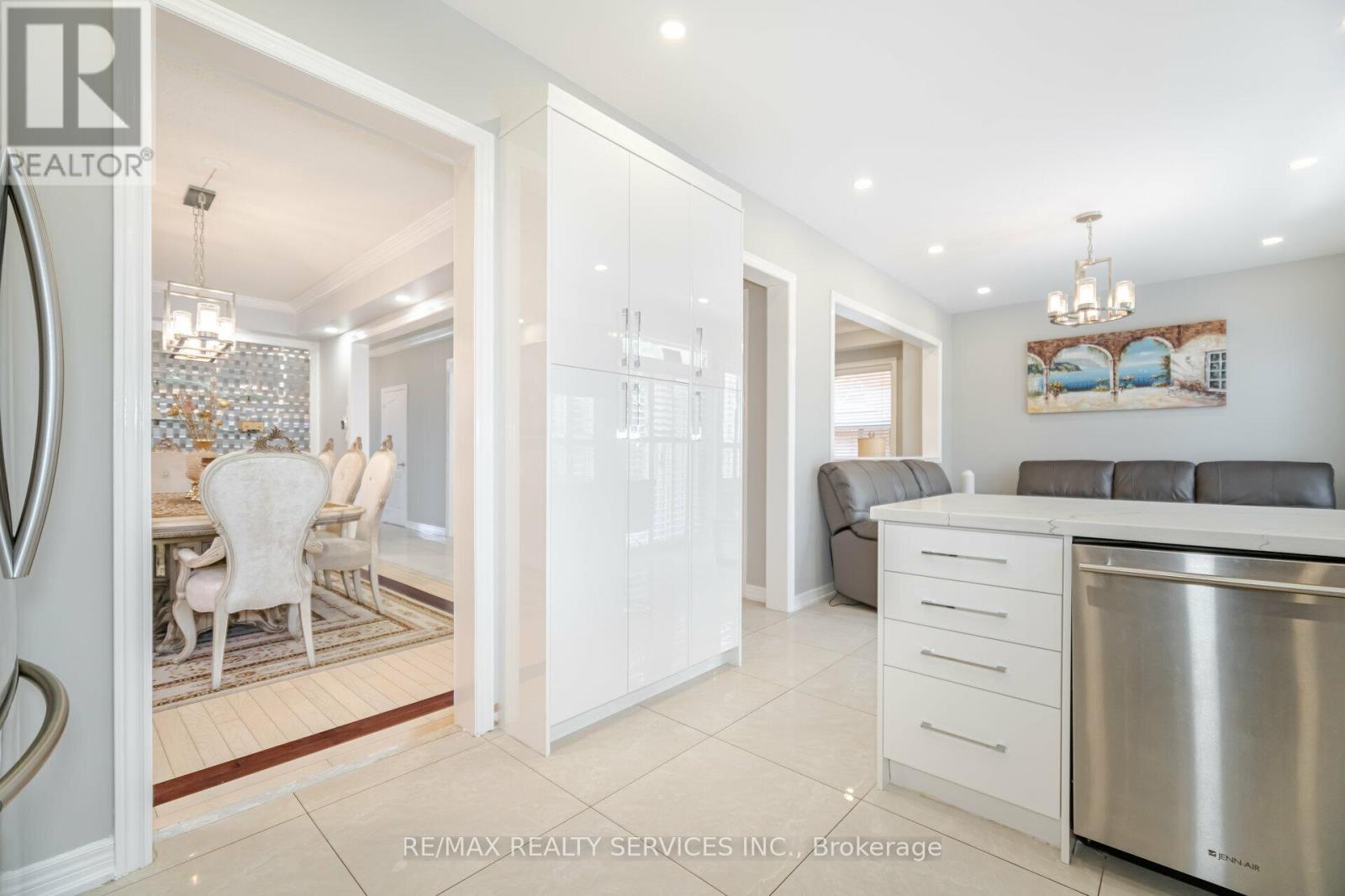 1317 Weller Cross, Milton, Ontario  L9T 6K6 - Photo 12 - W12122472