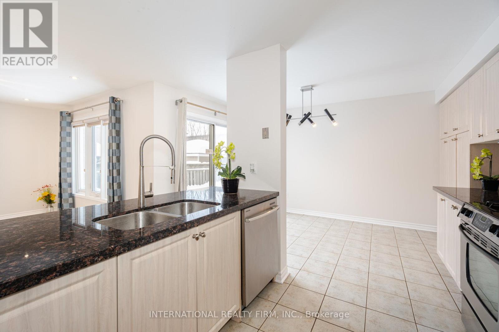 42 Matthew Drive, Vaughan, Ontario  L4L 9B4 - Photo 13 - N12120960
