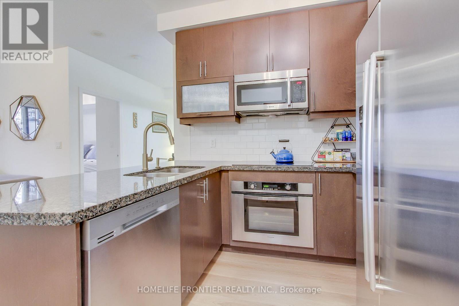 710 - 35 Balmuto Street, Toronto, Ontario  M4Y 0A3 - Photo 3 - C12122490