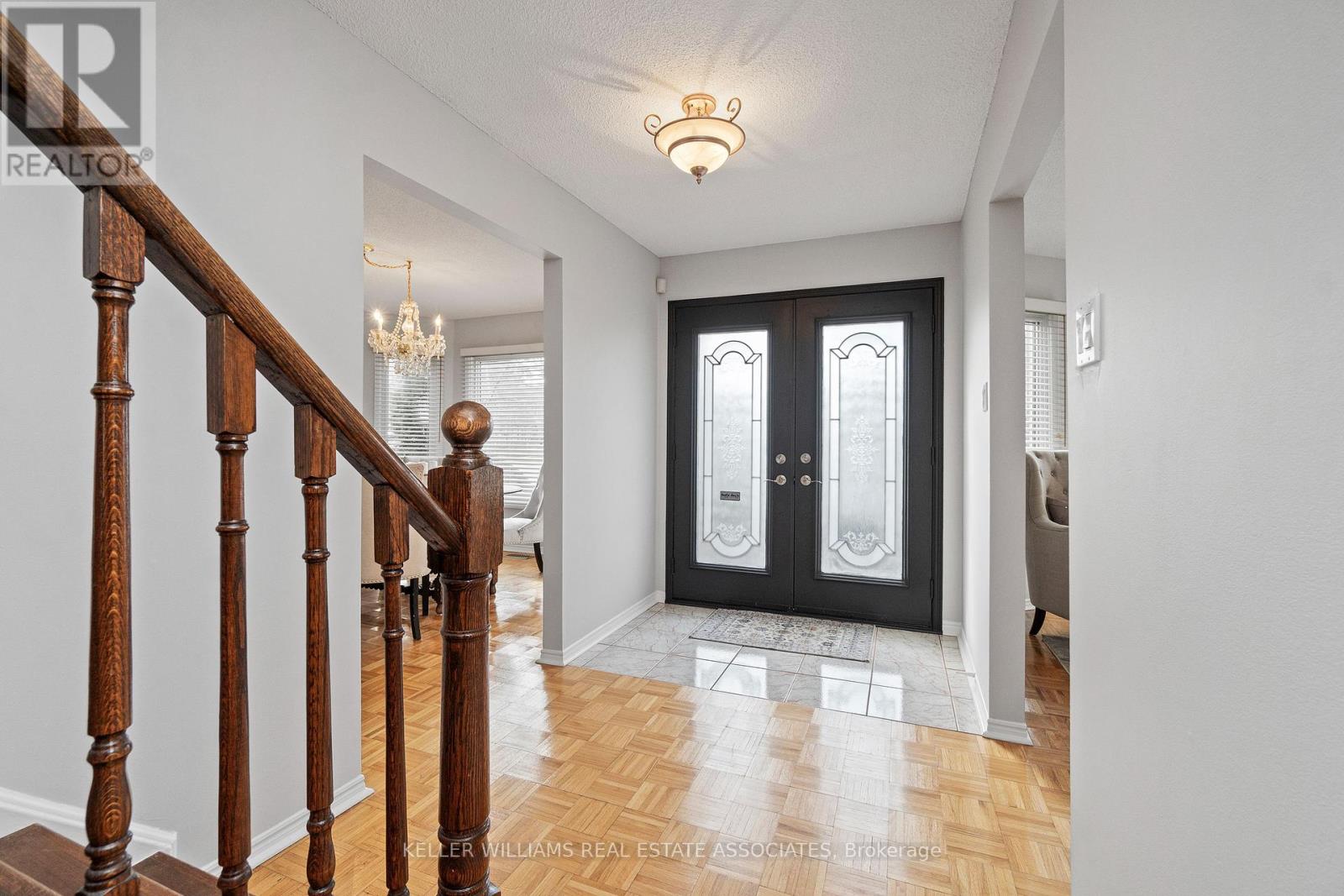 1 Brookbank Court, Brampton, Ontario  L6G 3G2 - Photo 3 - W12122573