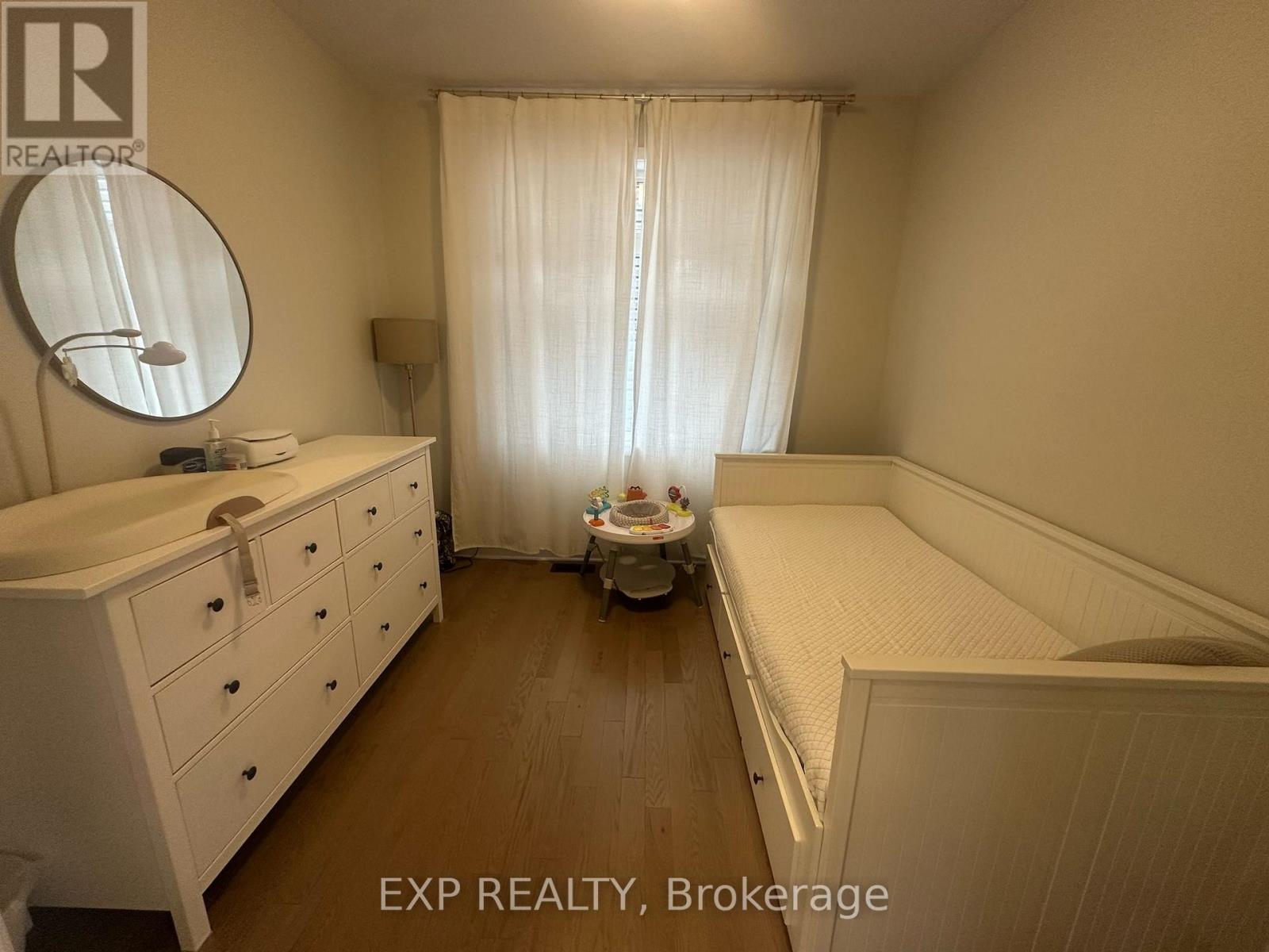 302 Shuttleworth Drive, Ottawa, Ontario  K1T 0T6 - Photo 4 - X12122579