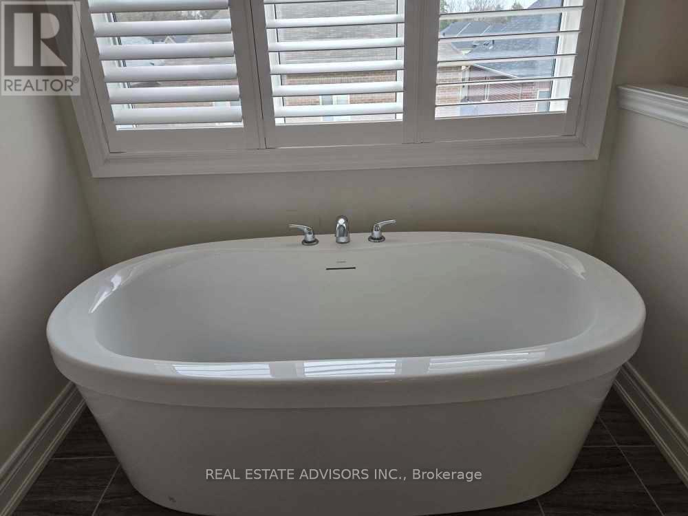 135 Ben Sinclair Avenue, East Gwillimbury, Ontario  L9N 0S3 - Photo 19 - N12122615