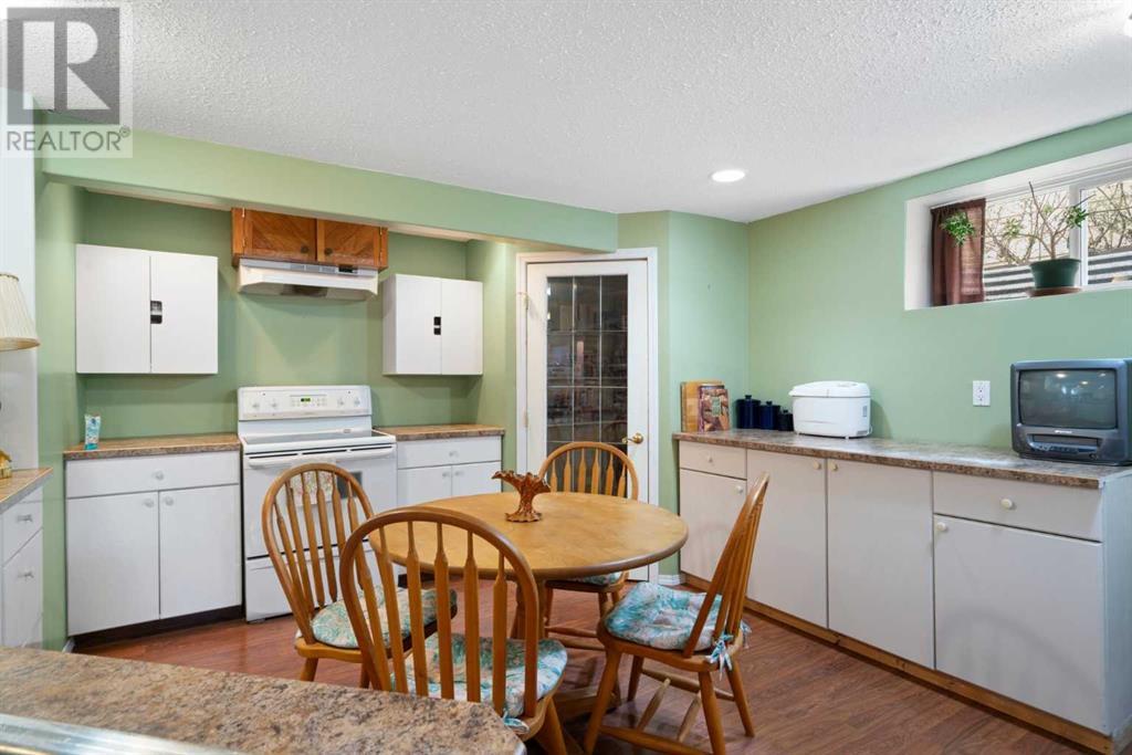 327 Queensland Circle Se, Calgary, Alberta  T2J 4E3 - Photo 28 - A2214151