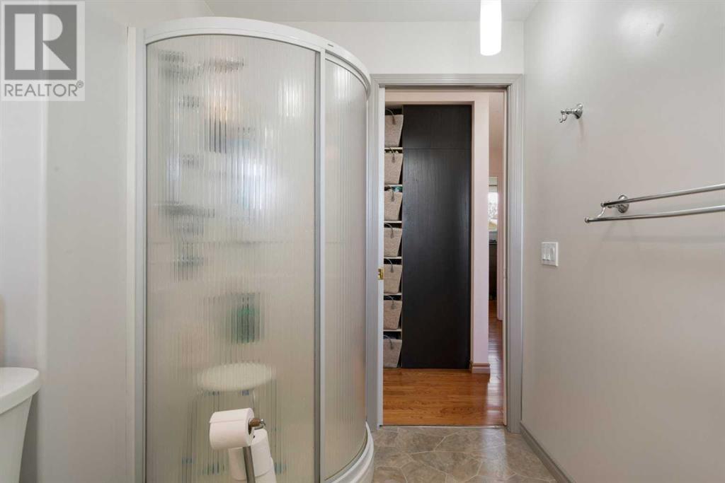 327 Queensland Circle Se, Calgary, Alberta  T2J 4E3 - Photo 21 - A2214151
