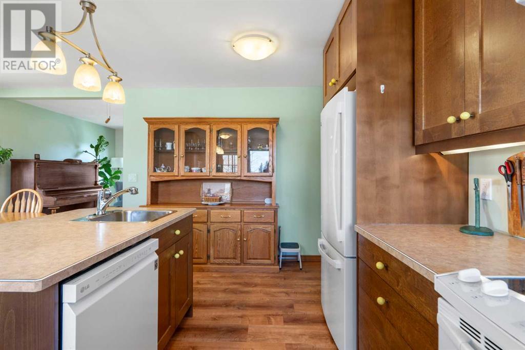 327 Queensland Circle Se, Calgary, Alberta  T2J 4E3 - Photo 8 - A2214151