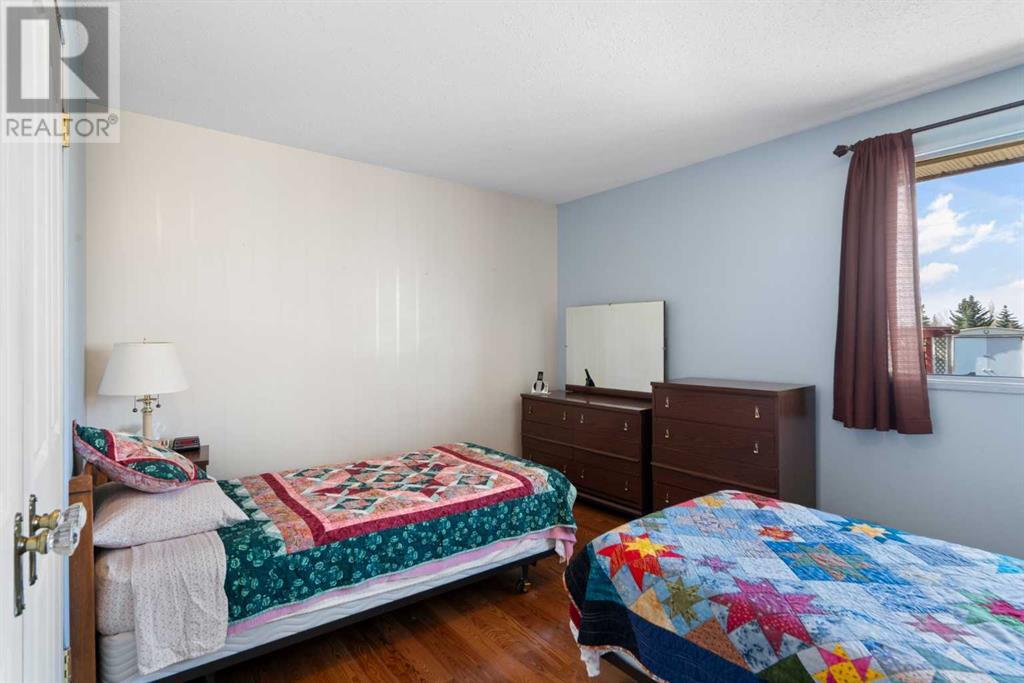 327 Queensland Circle Se, Calgary, Alberta  T2J 4E3 - Photo 14 - A2214151