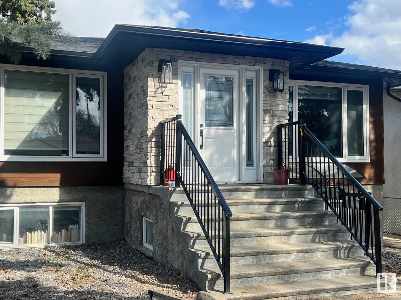 Property at 10505 76 ST NW image 3