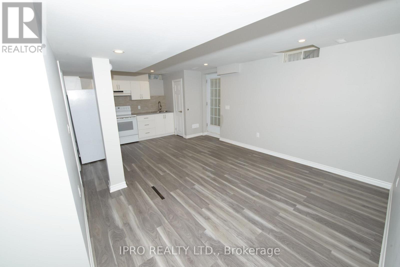 70 Pebblestone Circle, Brampton, Ontario  L6X 4M8 - Photo 3 - W12122654