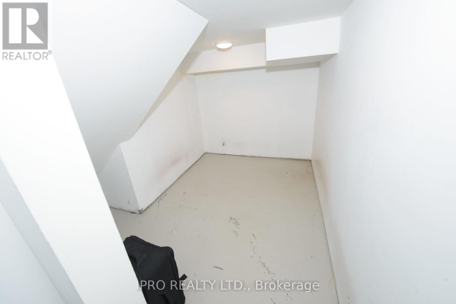 70 Pebblestone Circle, Brampton, Ontario  L6X 4M8 - Photo 8 - W12122654