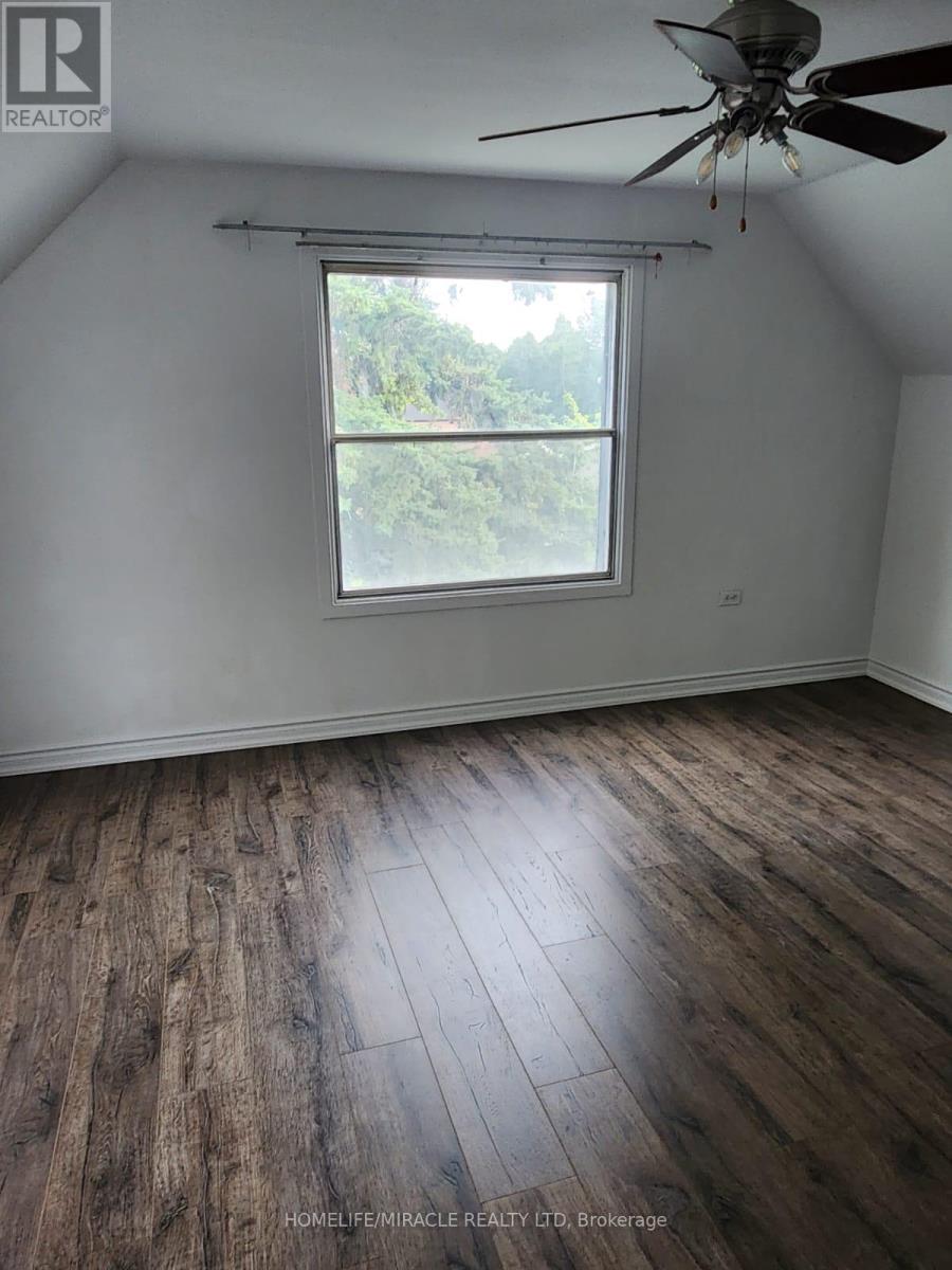 Upper - 3 Kemp Square E, Toronto, Ontario  M6M 2V5 - Photo 11 - W12122674