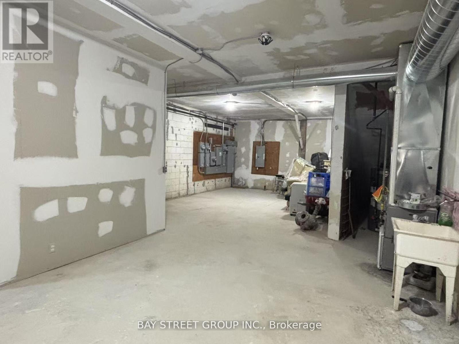 6673 Drummond Road, Niagara Falls, Ontario  L2G 4N8 - Photo 7 - X12122692
