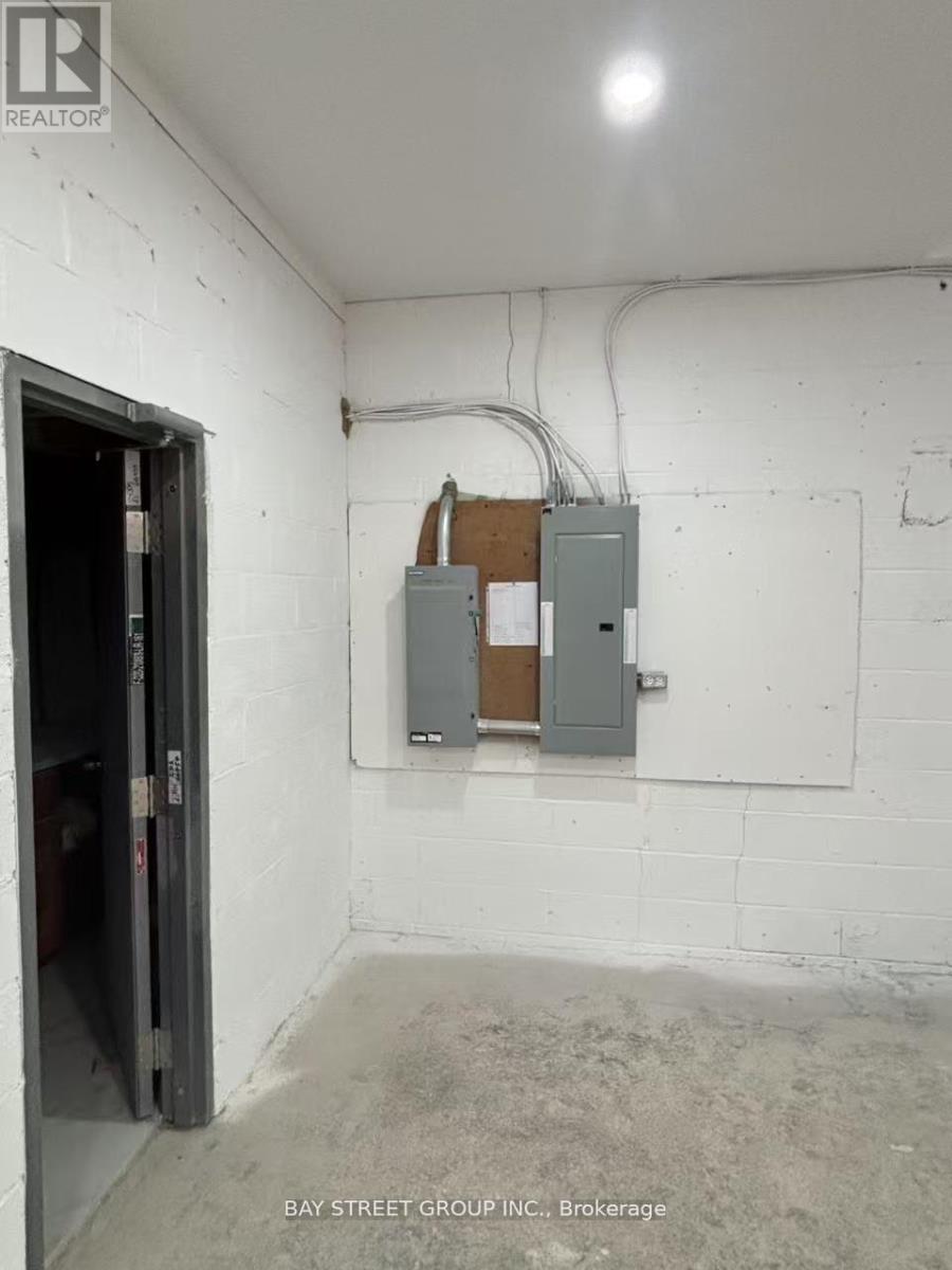 6673 Drummond Road, Niagara Falls, Ontario  L2G 4N8 - Photo 8 - X12122692