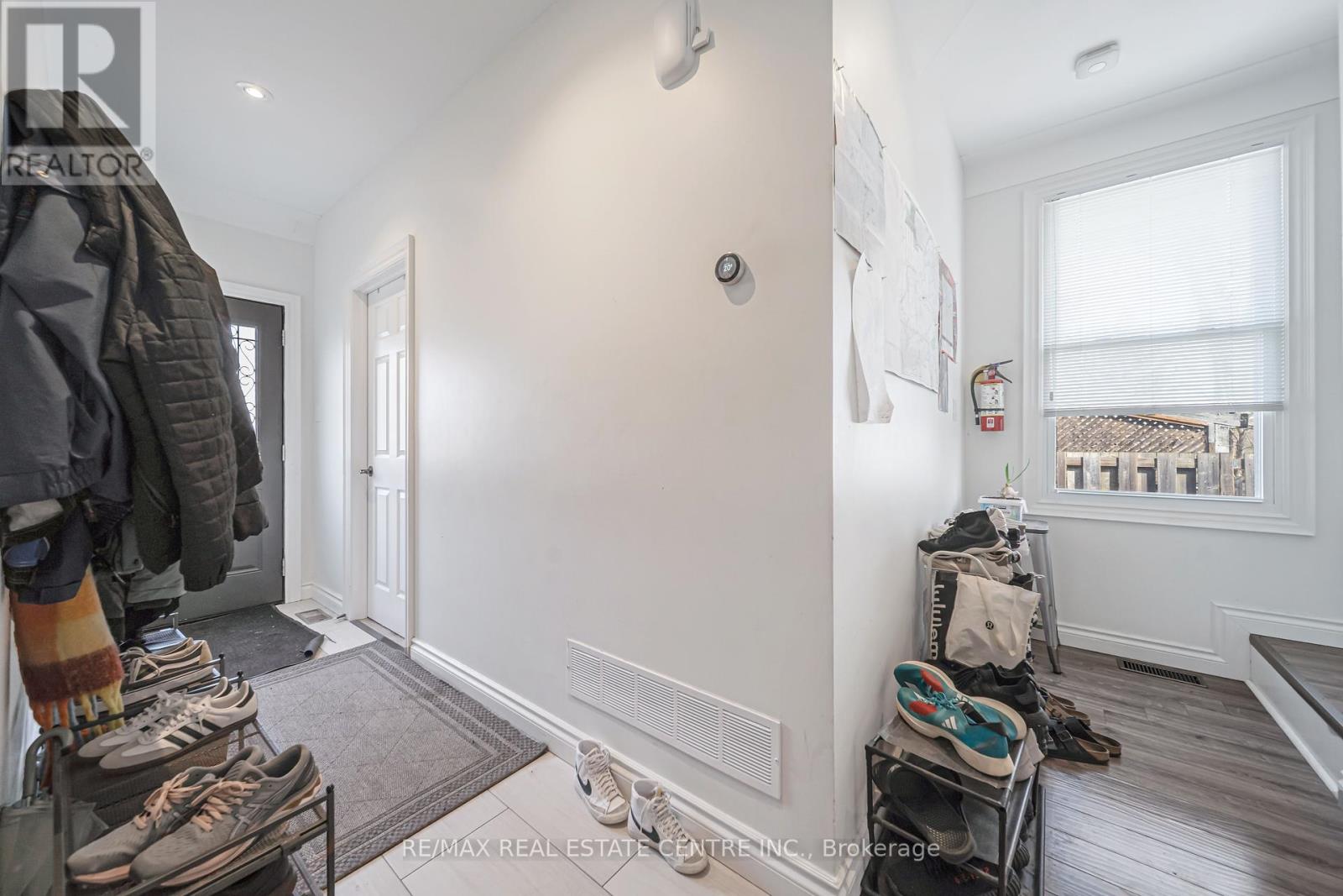 Property at 49 HILLVIEW STREET image 4
