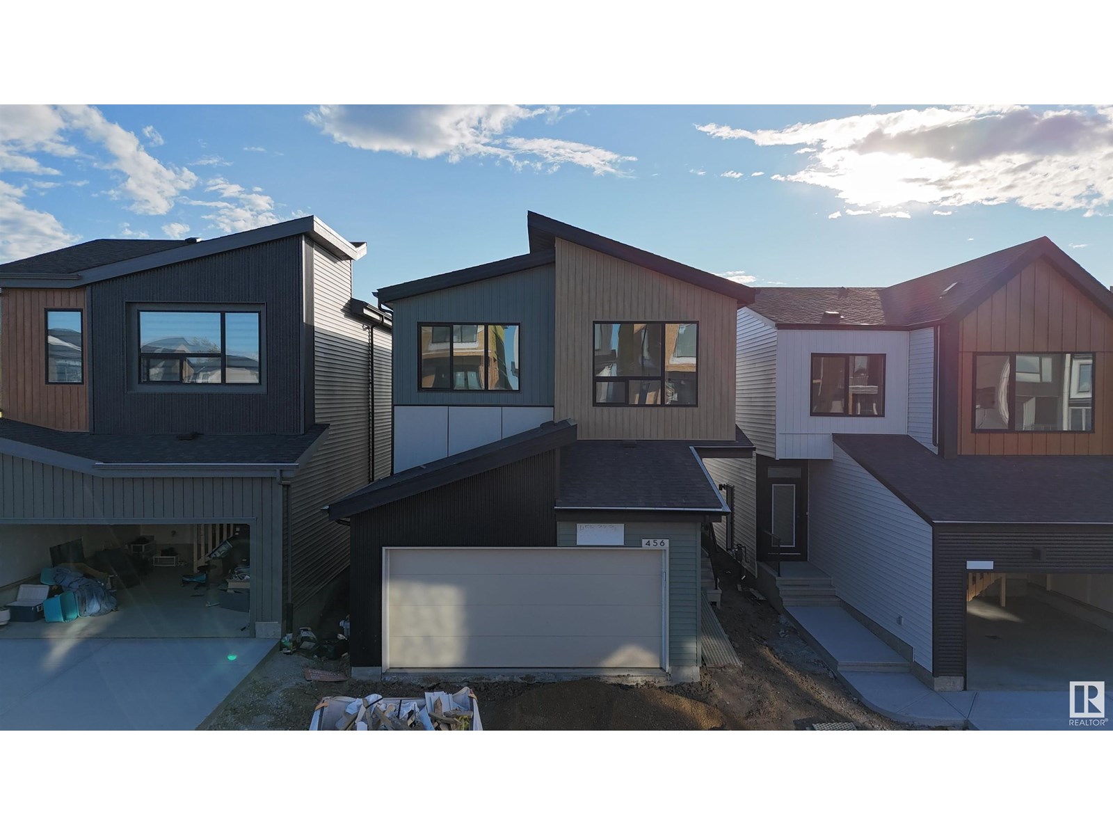 Property at 456 33 ST SW image 2