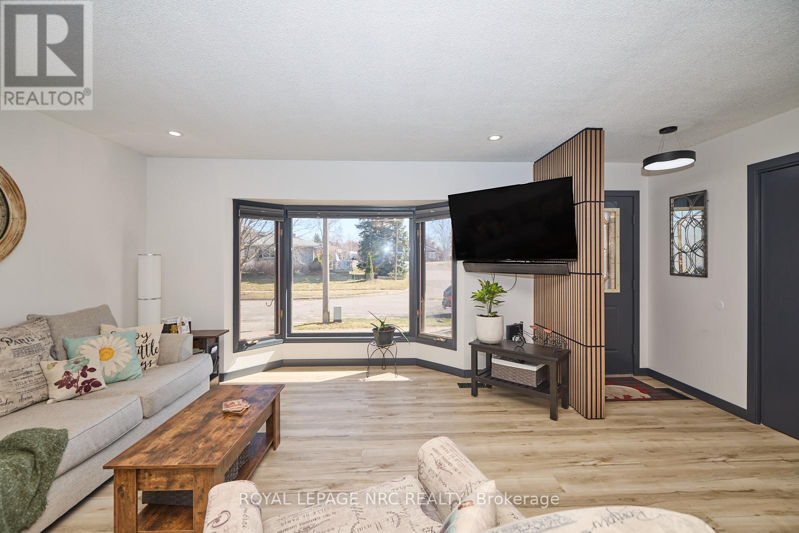 6484 Armstrong Drive, Niagara Falls, Ontario  L2H 2M1 - Photo 3 - X12122702