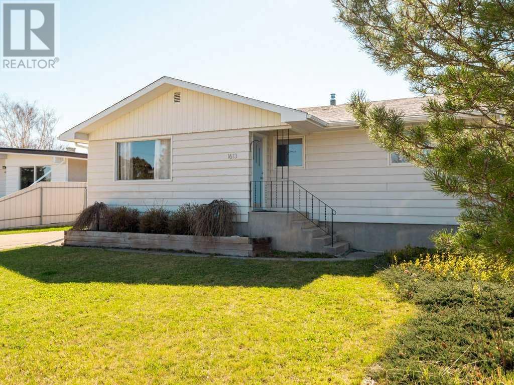 Property at 1613 Lakeside Road S image 2