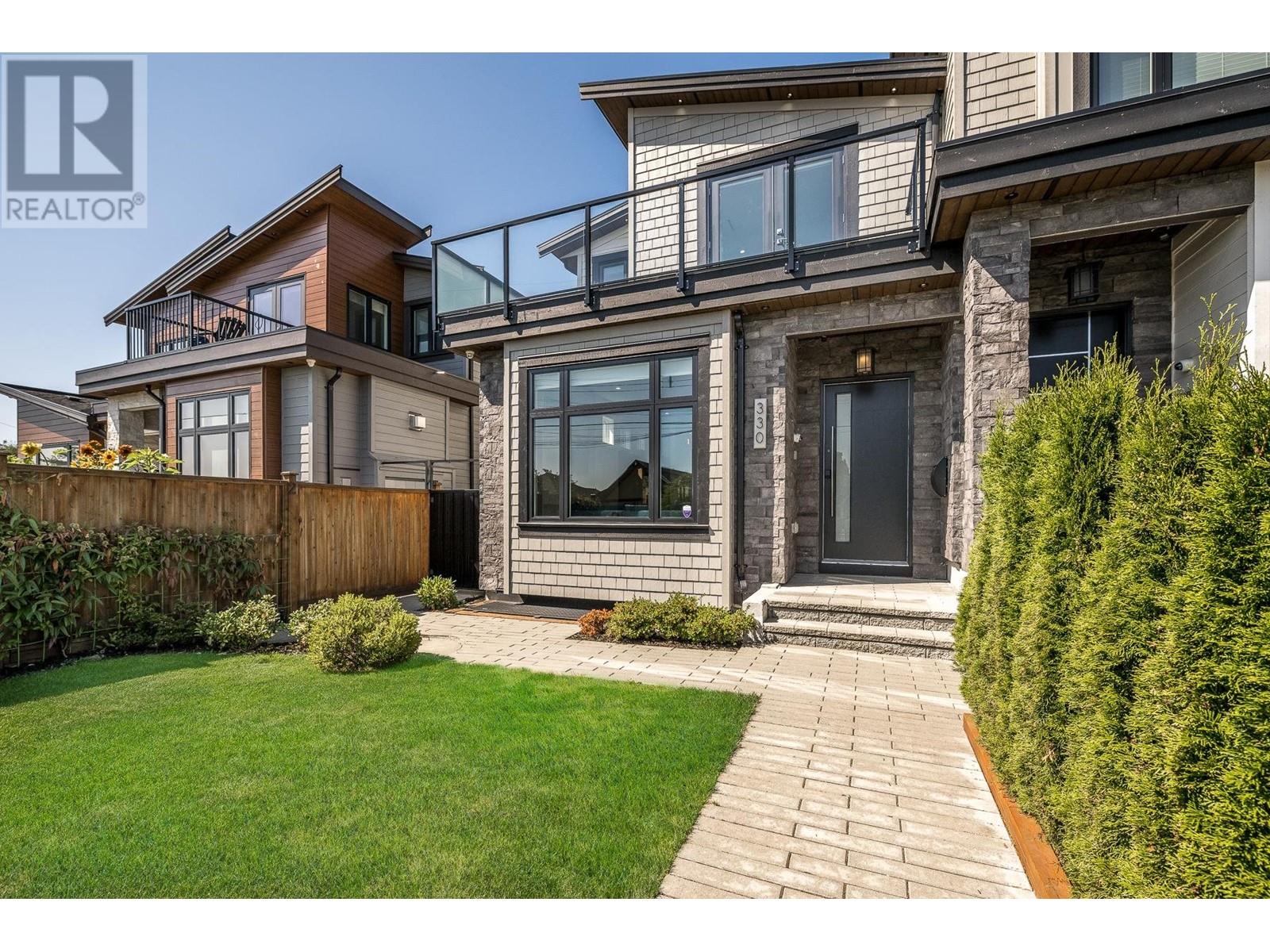 330 E 8th Street, North Vancouver, British Columbia  V7L 1Z3 - Photo 2 - R2995441