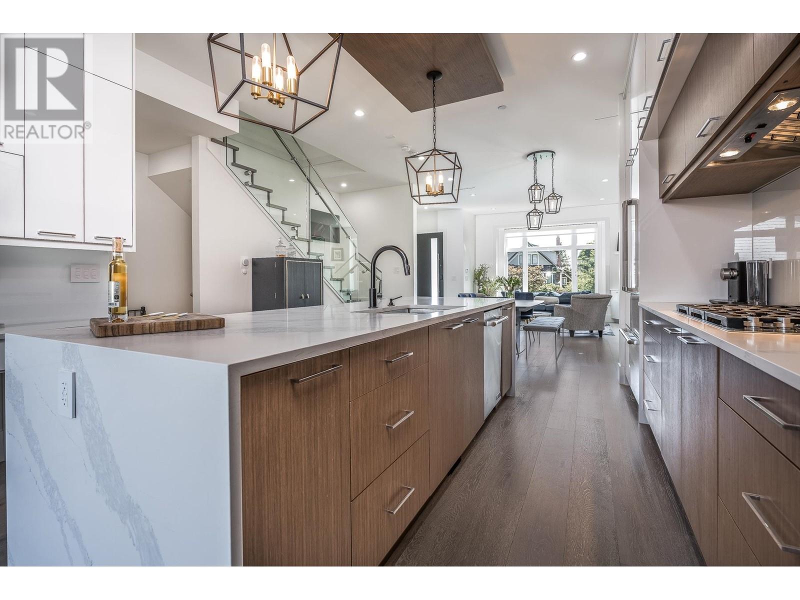 330 E 8th Street, North Vancouver, British Columbia  V7L 1Z3 - Photo 9 - R2995441