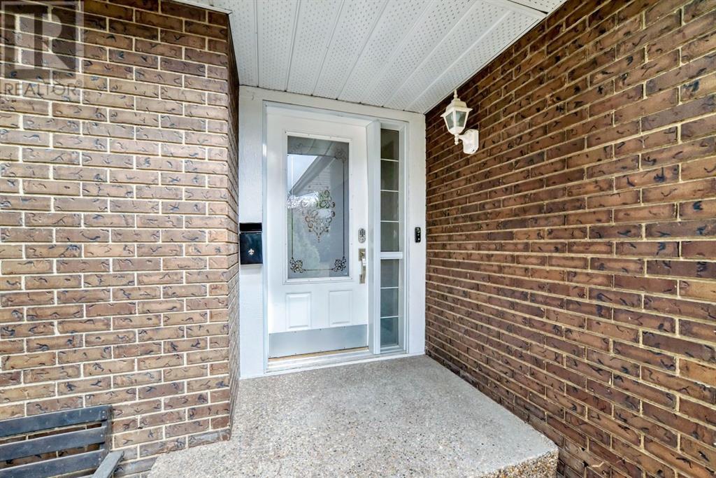 Property at 232 Valhalla Crescent NW image 2