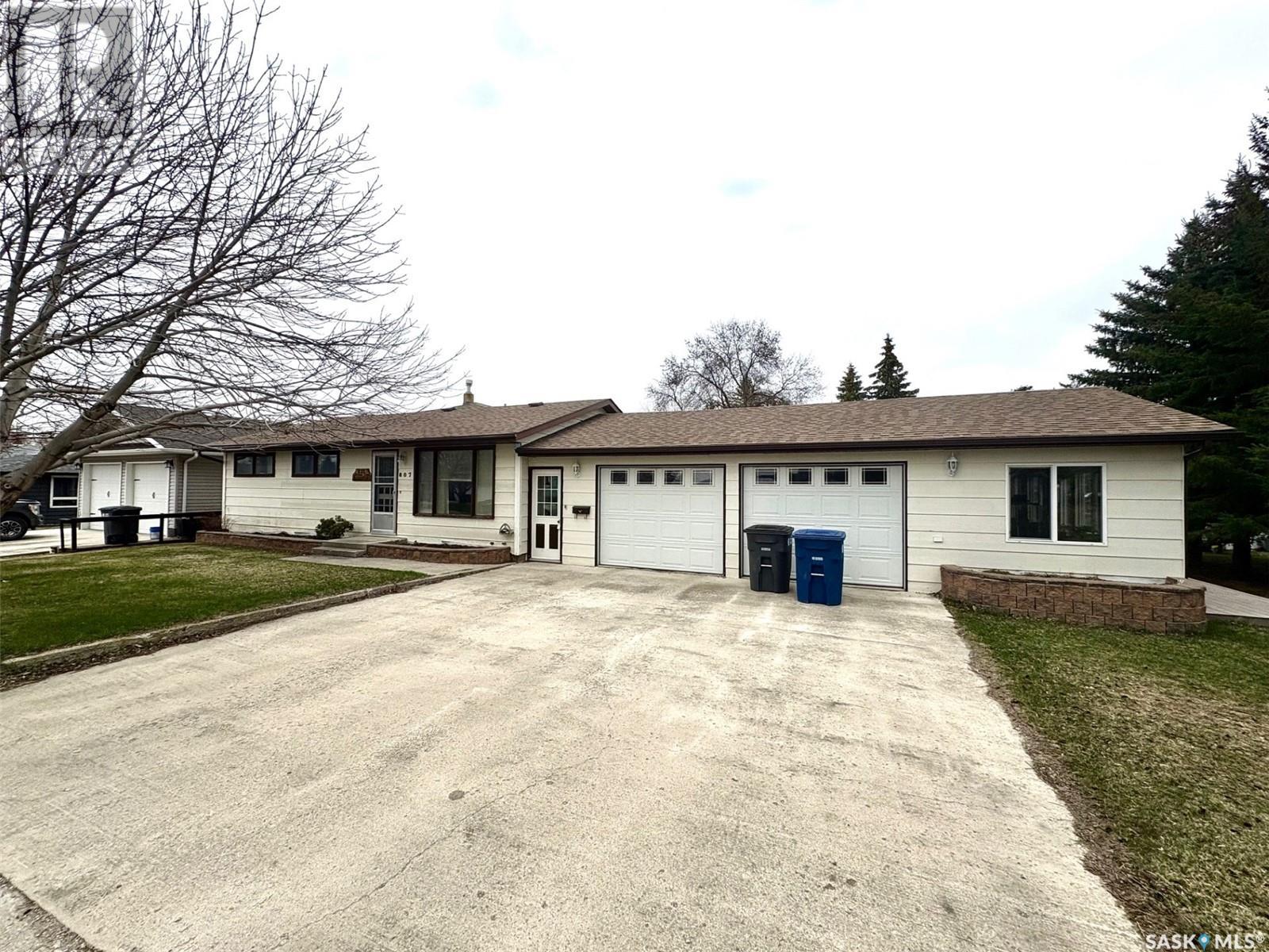 Property at 807 Elsinore STREET image 3