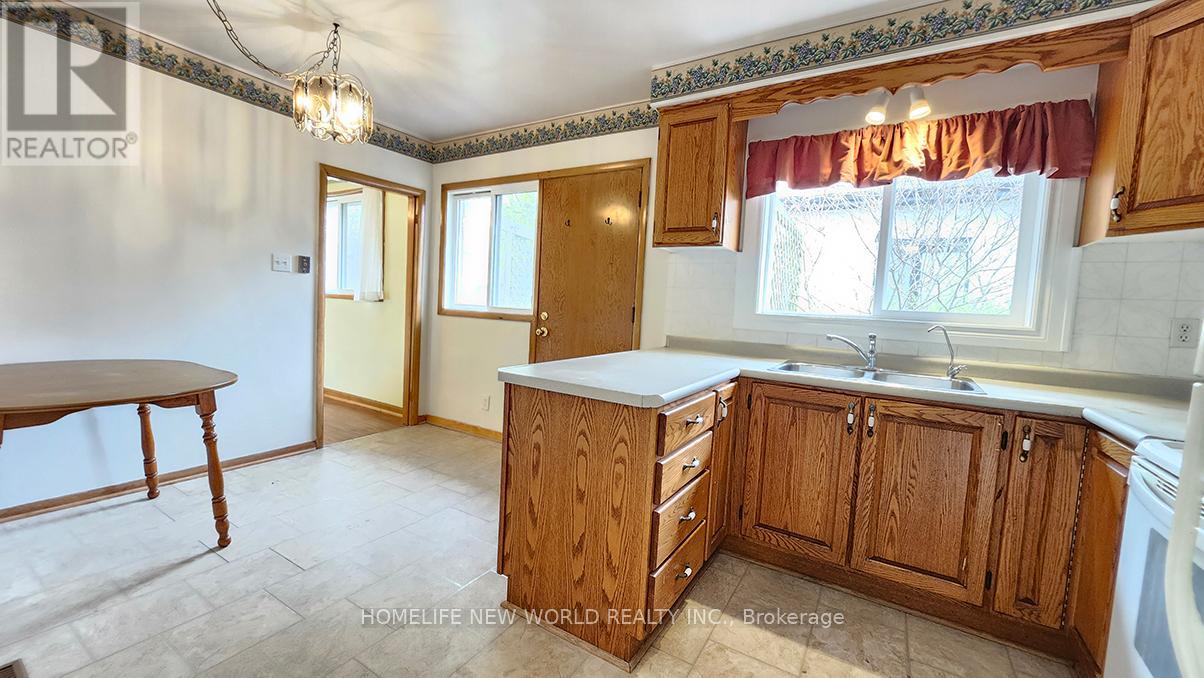 2403 Redfern Road, Burlington, Ontario  L7R 1X8 - Photo 7 - W12114390