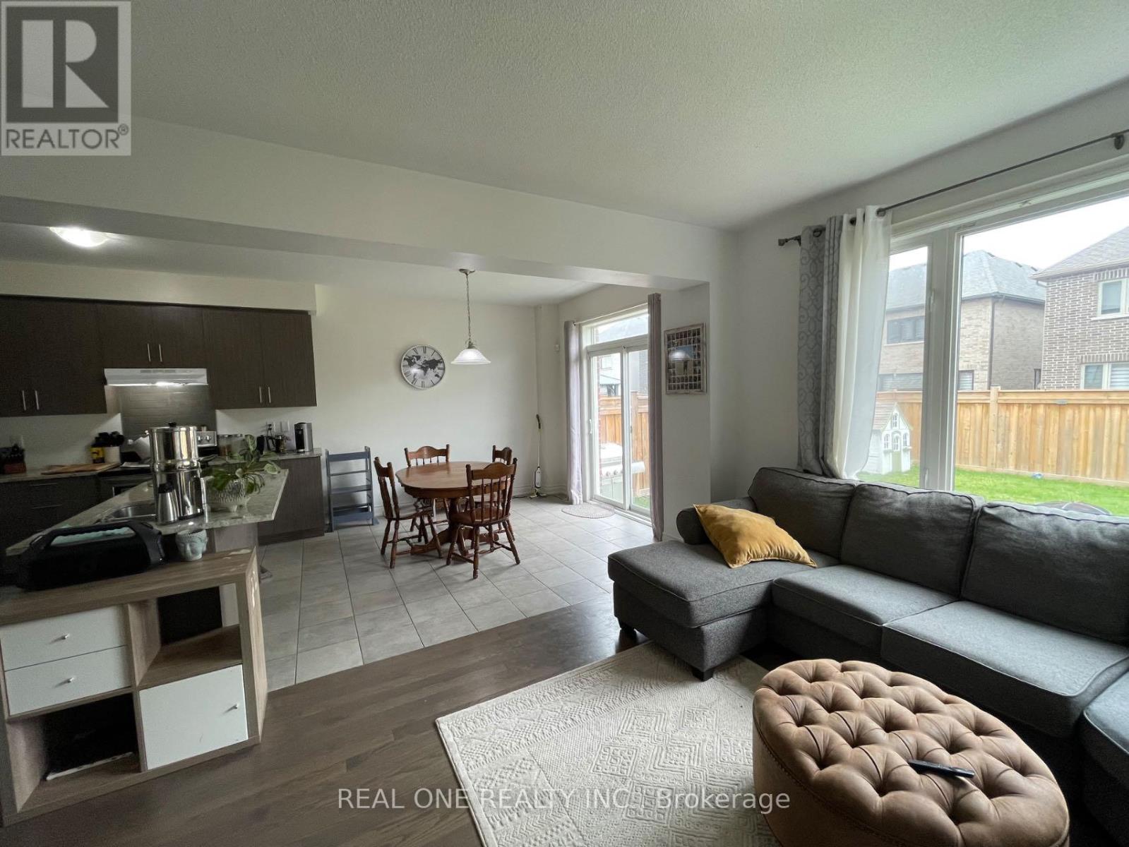 21 Festival Court, East Gwillimbury (Sharon), Ontario  L9N 0N8 - Photo 10 - N12122743
