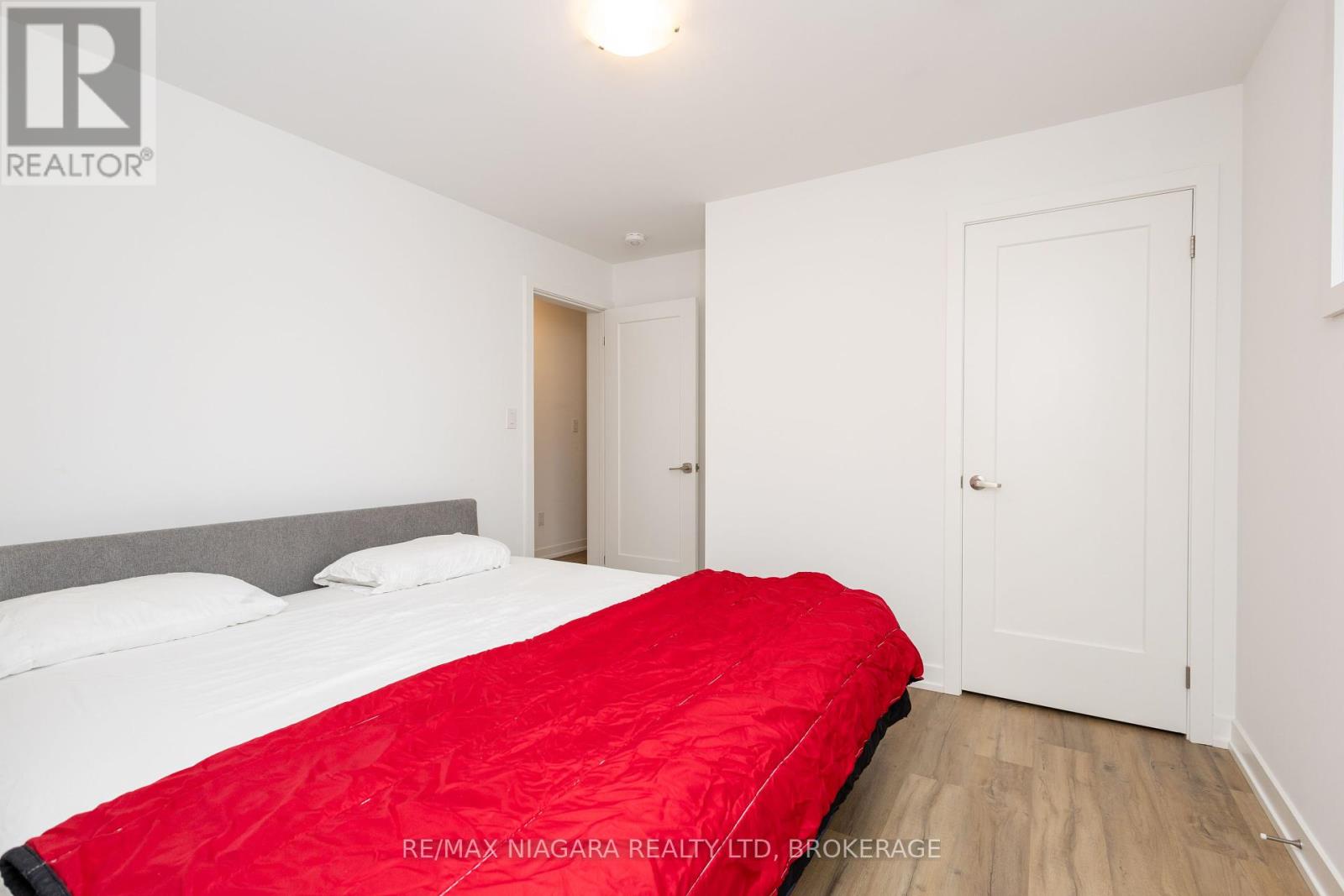 211 - 4263 Fourth Avenue, Niagara Falls (Downtown), Ontario  L2E 0C2 - Photo 15 - X12122753