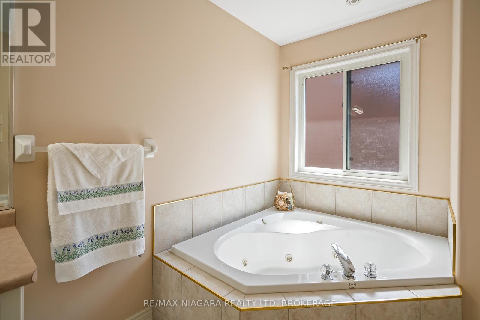 8052 Beaverton Boulevard, Niagara Falls, Ontario  L2H 3M5 - Photo 21 - X12122765