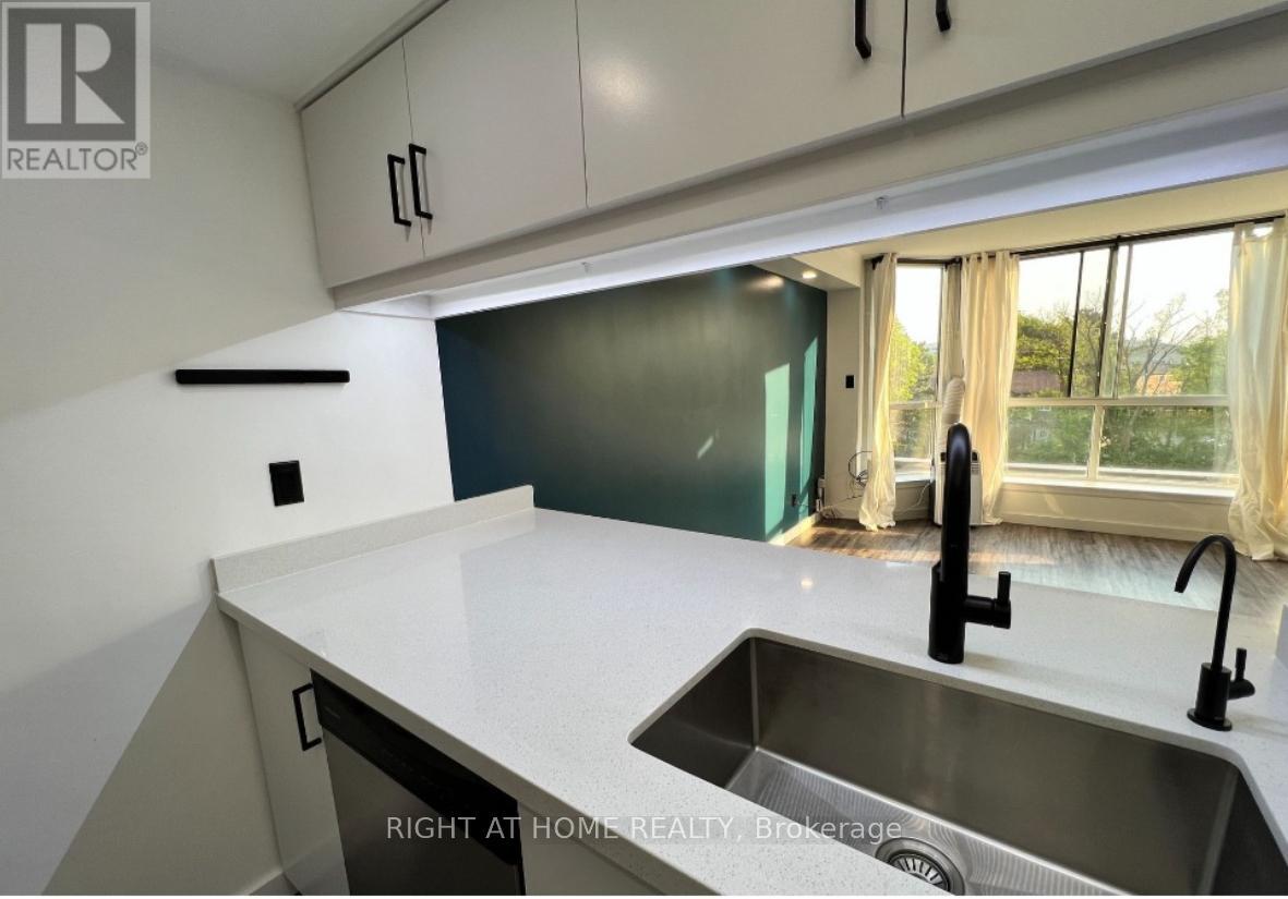 209 - 880 Dundas Street W, Mississauga, Ontario  L5C 4H3 - Photo 7 - W12122610