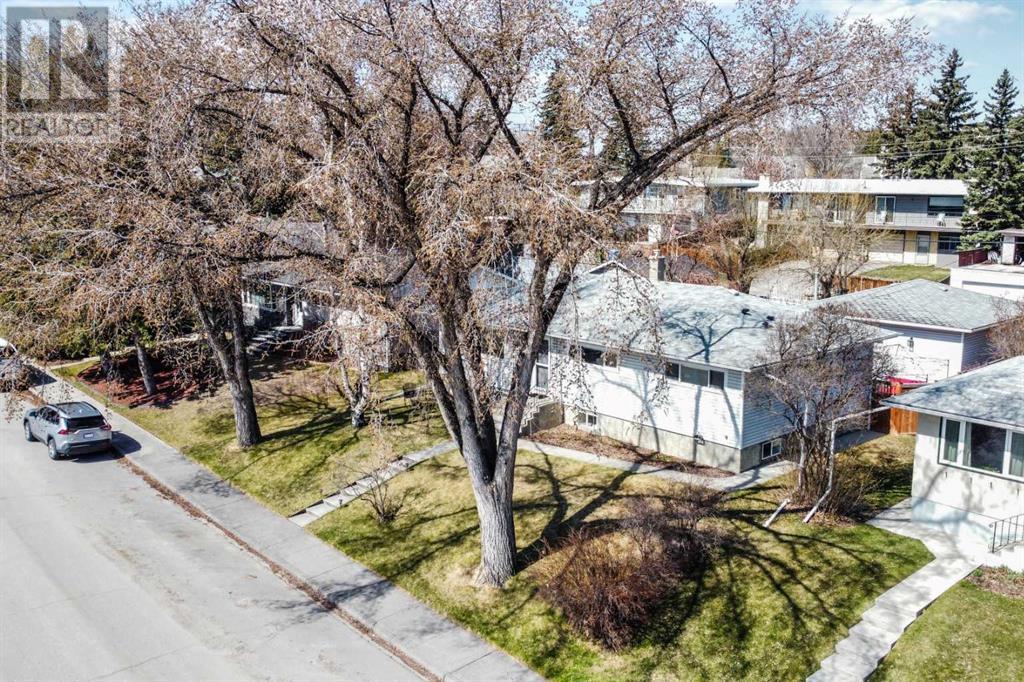 Property at 68 Chancellor Way NW image 3