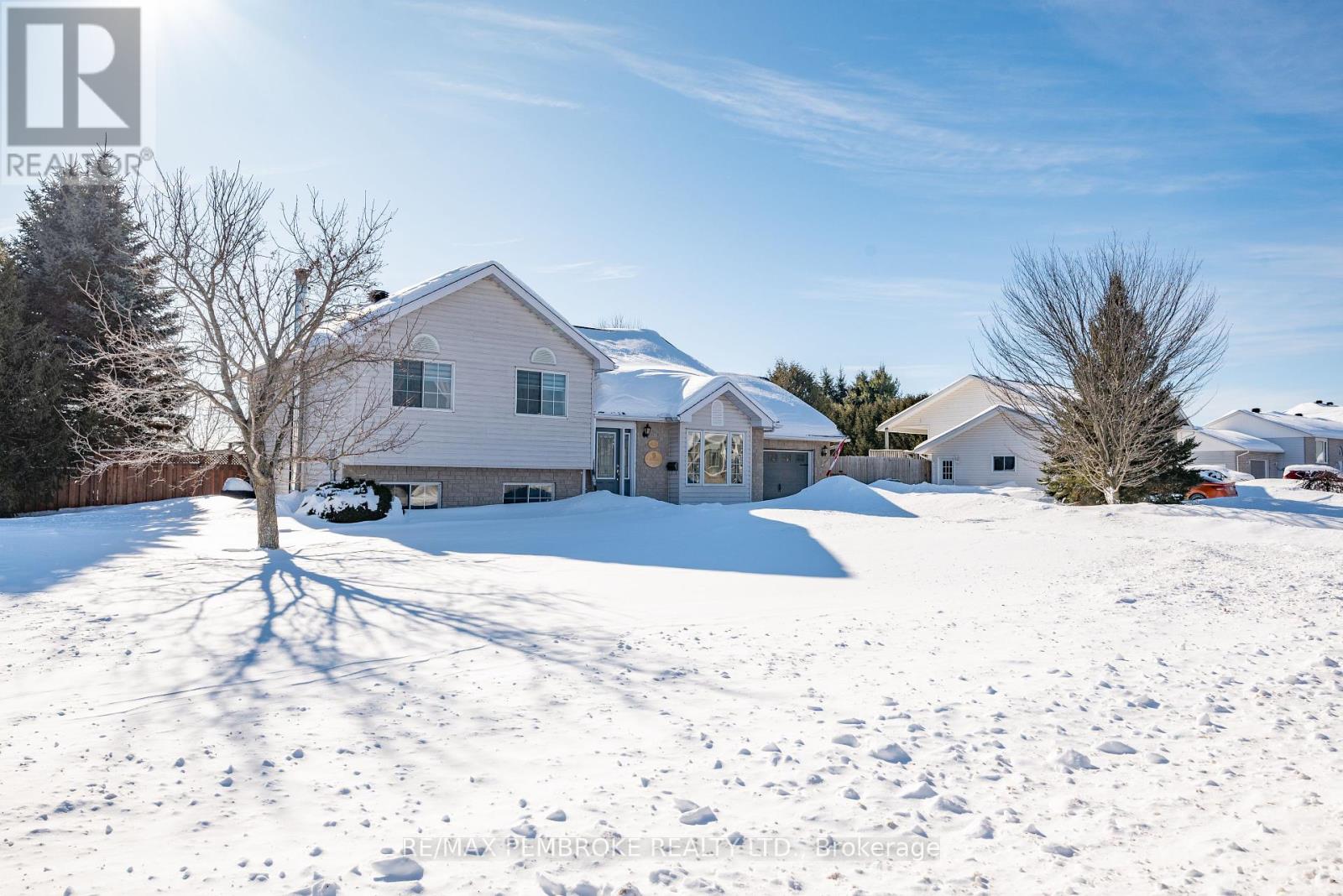 165 Pleasant View Drive, Laurentian Valley, Ontario  K8B 1B8 - Photo 2 - X12122826