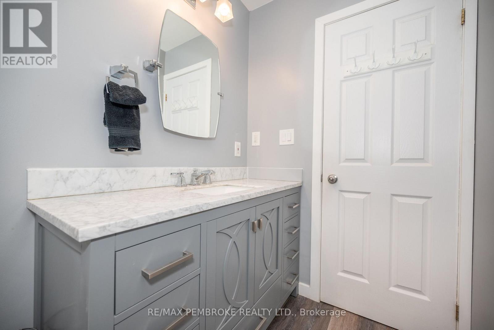165 Pleasant View Drive, Laurentian Valley, Ontario  K8B 1B8 - Photo 29 - X12122826