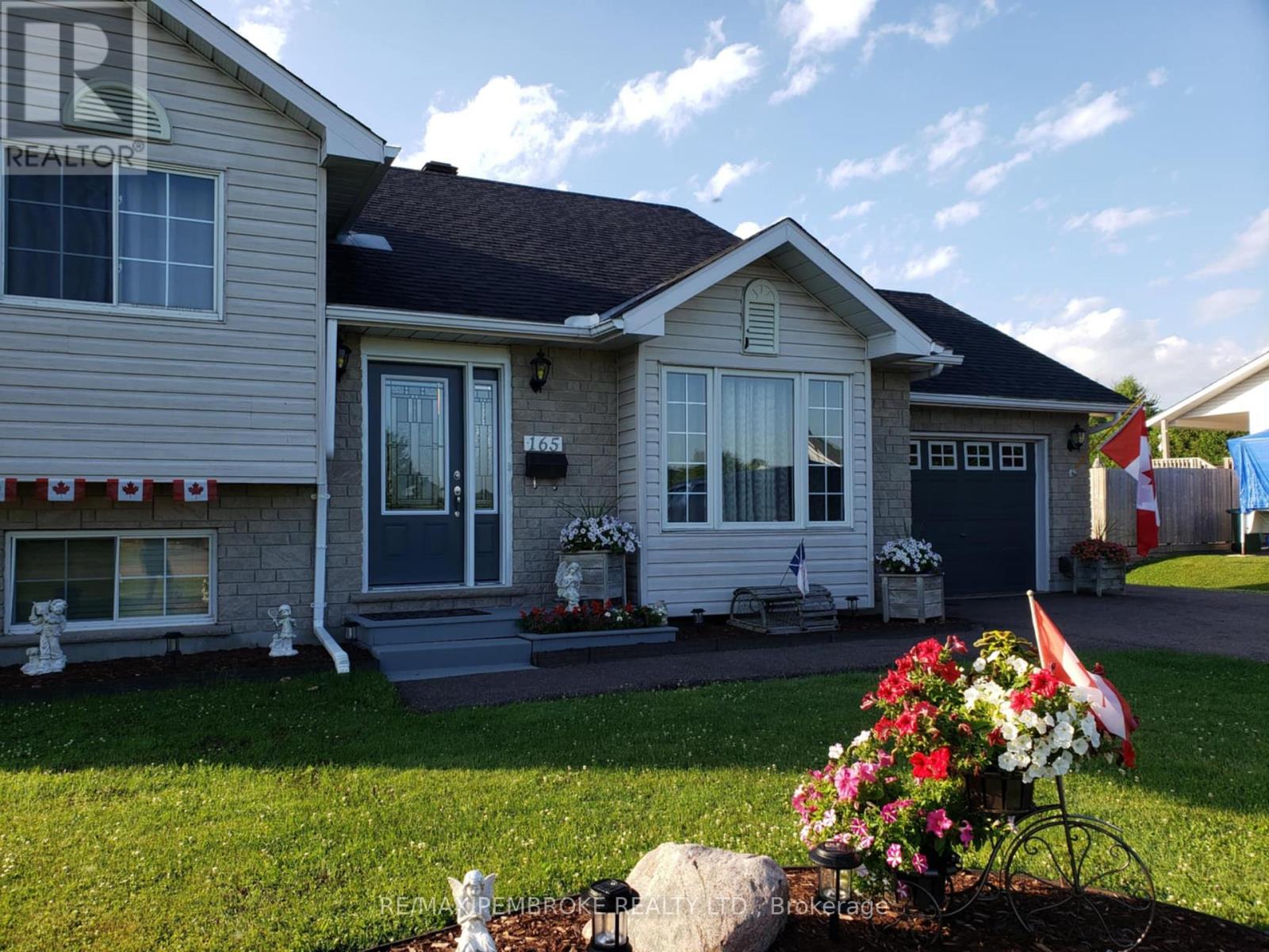 165 Pleasant View Drive, Laurentian Valley, Ontario  K8B 1B8 - Photo 5 - X12122826