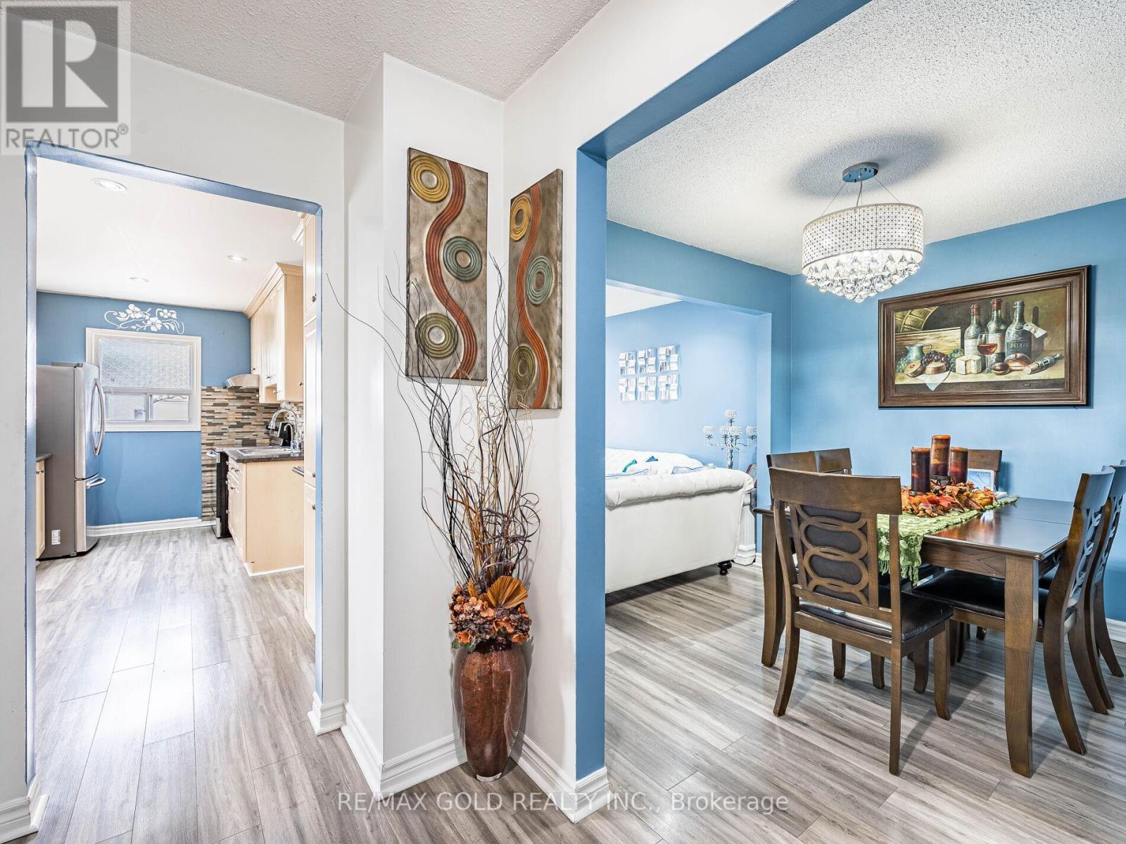 15 Beulah Street, Toronto, Ontario  M9V 4S9 - Photo 4 - W12122070