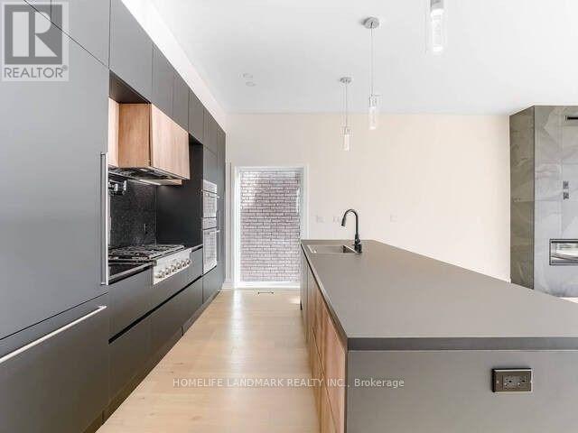 1356 Alexandra Avenue, Mississauga, Ontario  L5E 2A6 - Photo 2 - W12122849
