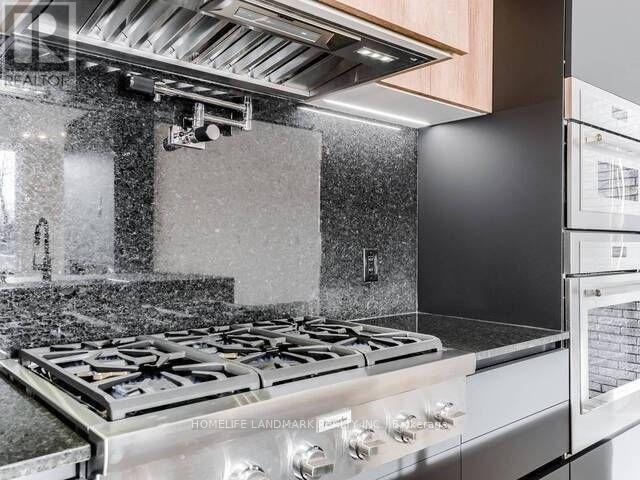 1356 Alexandra Avenue, Mississauga, Ontario  L5E 2A6 - Photo 3 - W12122849