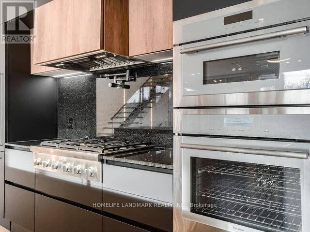 1356 Alexandra Avenue, Mississauga, Ontario  L5E 2A6 - Photo 4 - W12122849