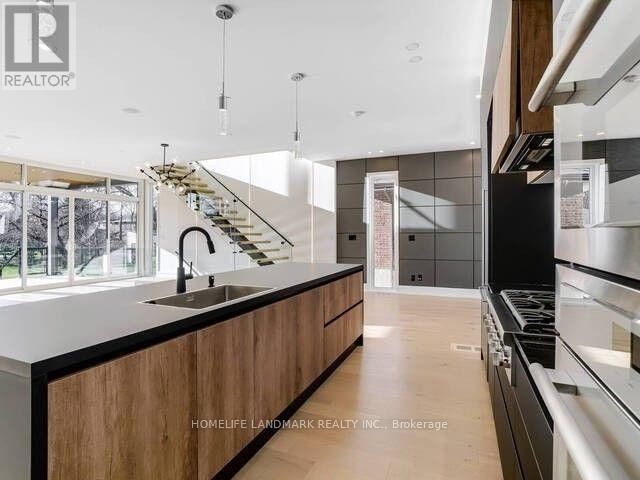 1356 Alexandra Avenue, Mississauga, Ontario  L5E 2A6 - Photo 5 - W12122849