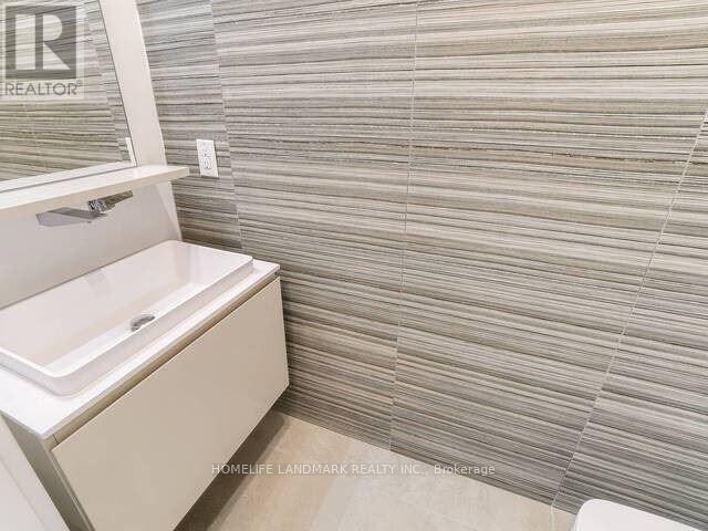 1356 Alexandra Avenue, Mississauga, Ontario  L5E 2A6 - Photo 9 - W12122849