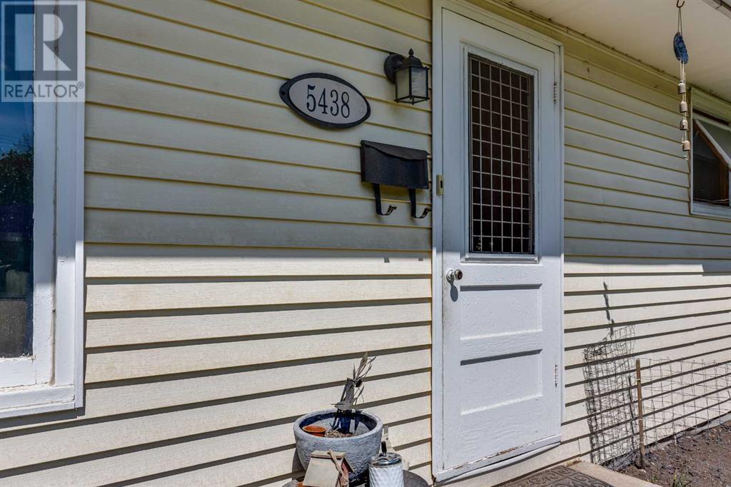 Property at 5438 39 Street image 2
