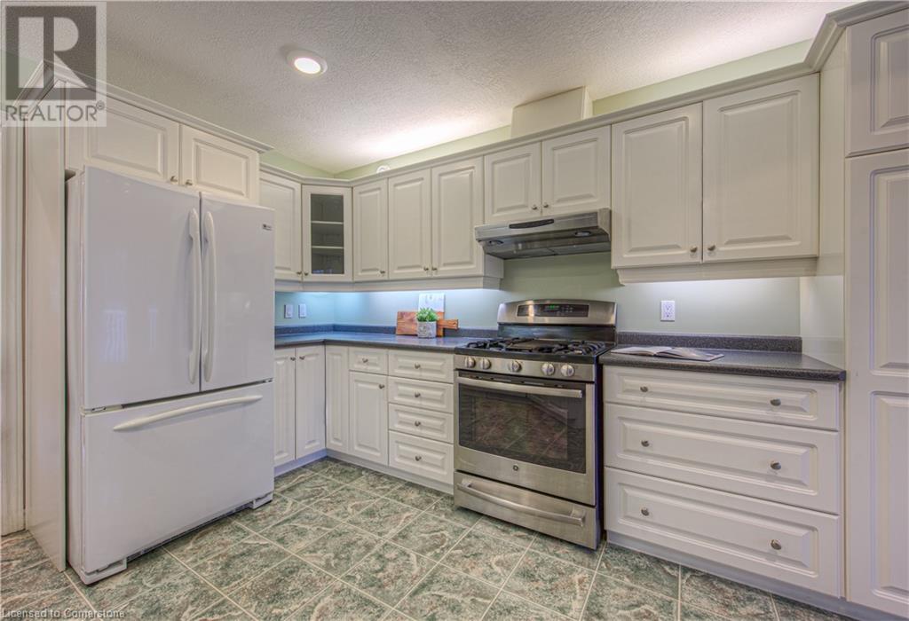 Property at 300 THORNCREST Drive image 3