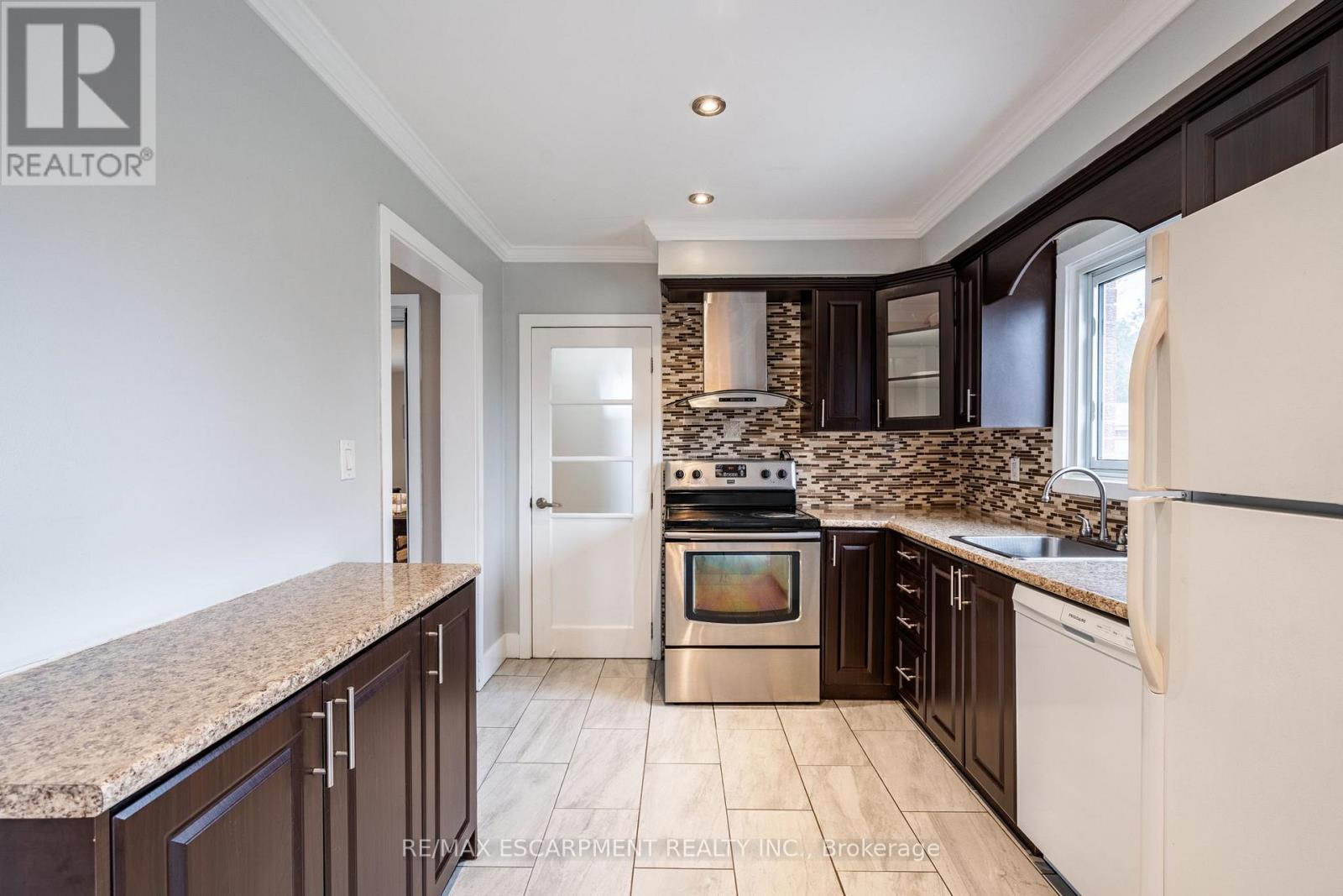 120 Chilton Drive, Hamilton (Stoney Creek Mountain), Ontario  L8J 1M5 - Photo 14 - X12122881