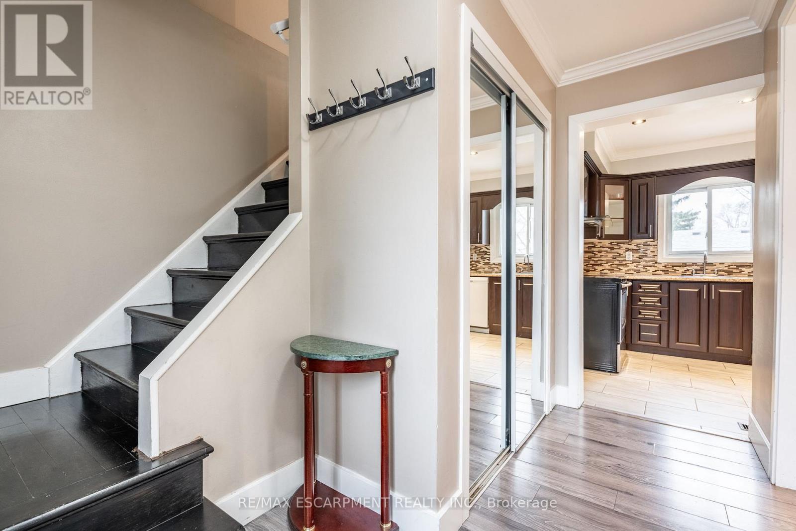 120 Chilton Drive, Hamilton (Stoney Creek Mountain), Ontario  L8J 1M5 - Photo 5 - X12122881
