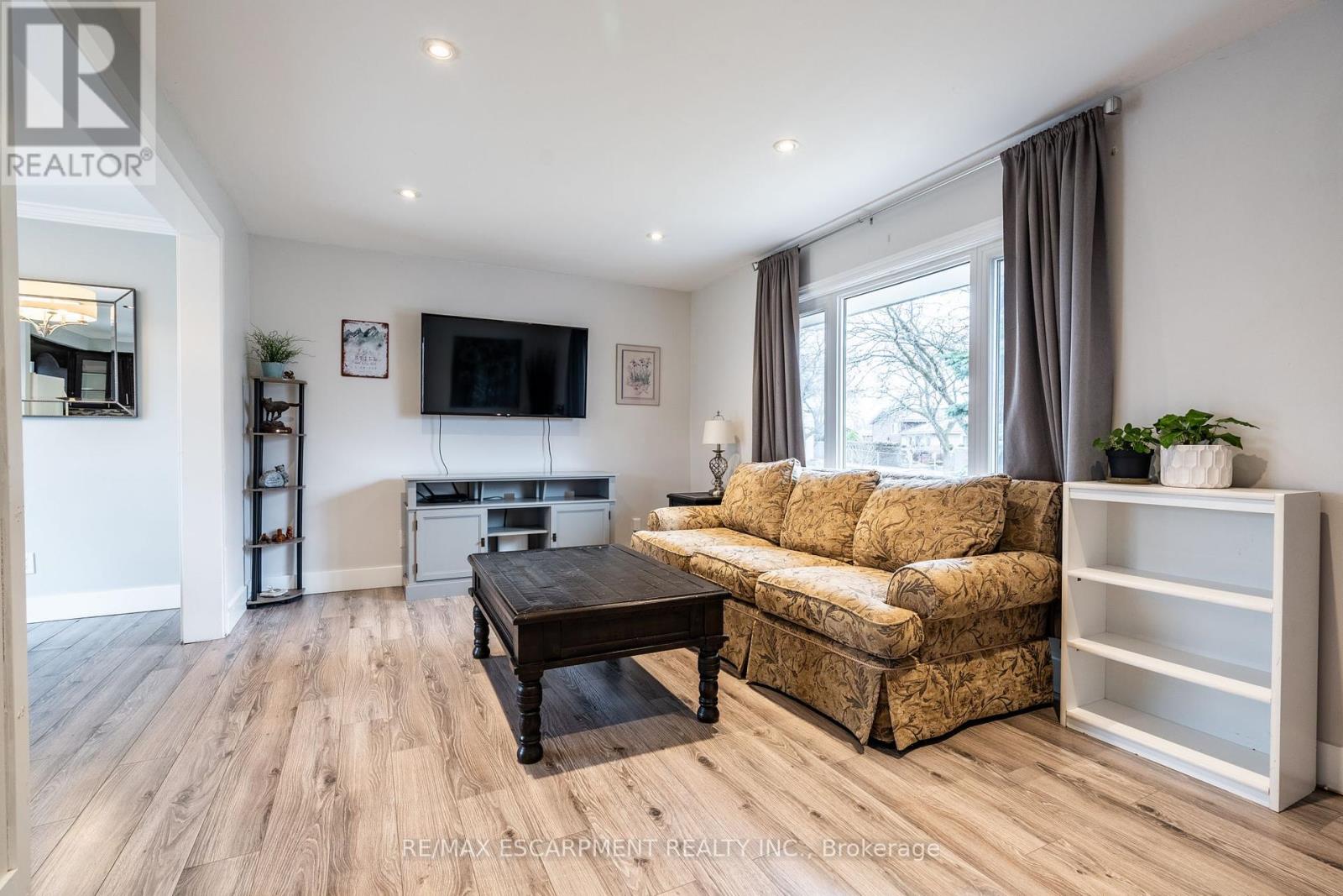 120 Chilton Drive, Hamilton (Stoney Creek Mountain), Ontario  L8J 1M5 - Photo 6 - X12122881