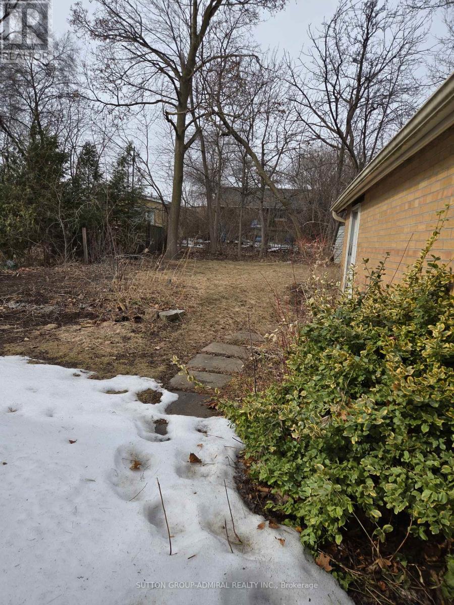 16 Fleetwell Court, Toronto (Willowdale West), Ontario  M2R 1L3 - Photo 12 - C12008786