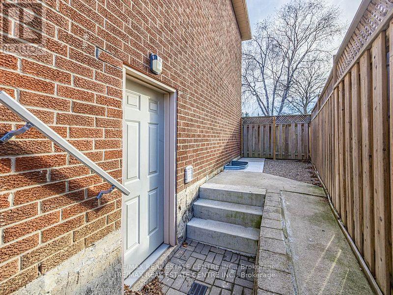 28 Huntley Court, Brampton, Ontario  L6Z 1X8 - Photo 6 - W12122923