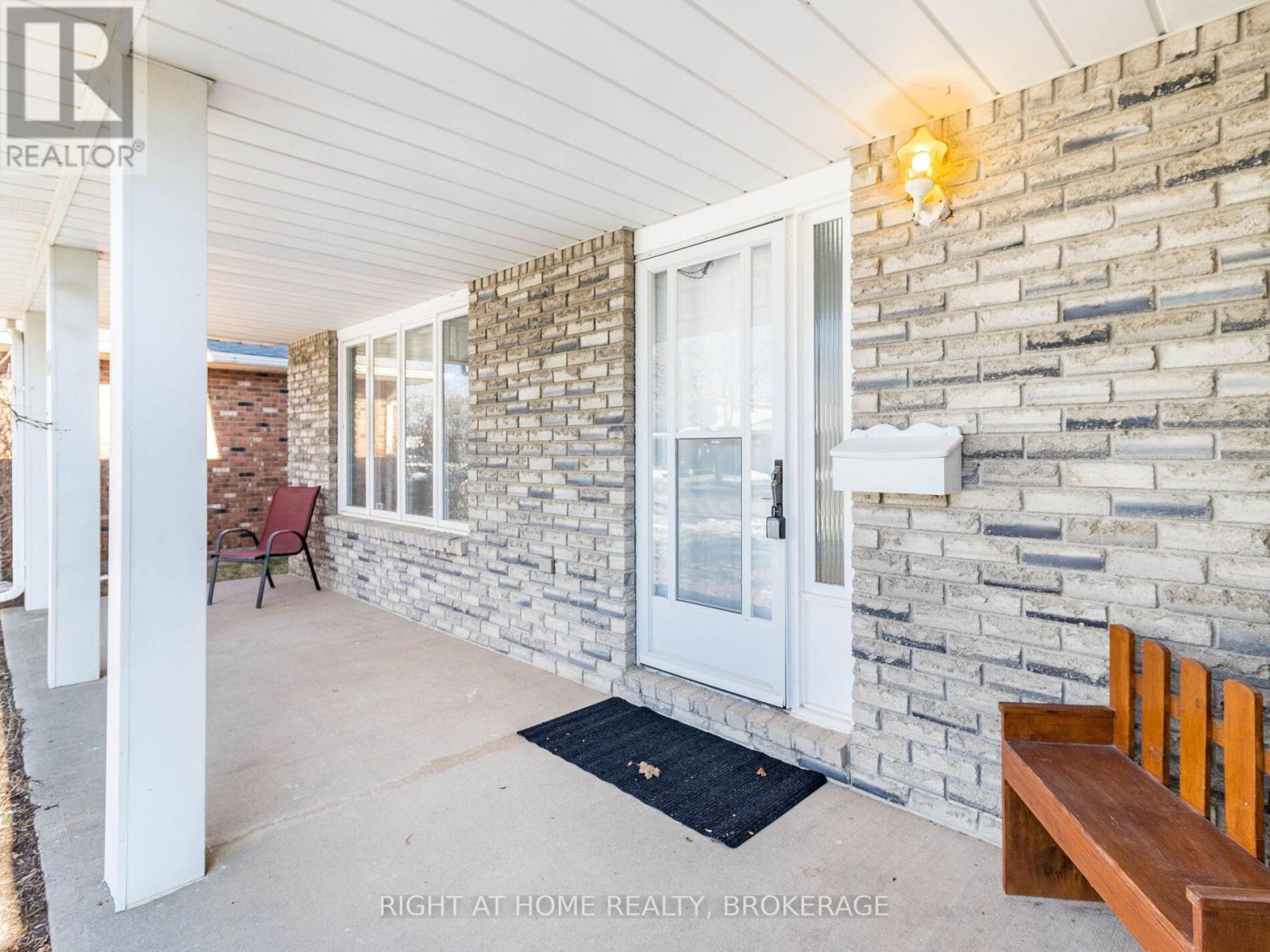 24 The Meadows Street, St. Catharines (Lakeport), Ontario  L2N 7L1 - Photo 3 - X12122901